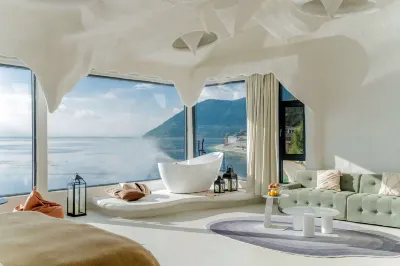 山語海|純白洞穴海景Holiday Hotel •觀景設計師飯店（納帕海店） 香格里拉巴拉格宗風景名勝區附近的飯店