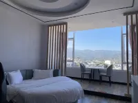 Lin Feng Theme Hotel (Weishan Ancient City Store) - balcón