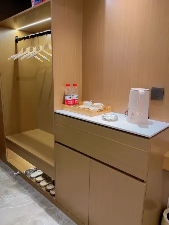 Berlin Light House Hotel (Zhengyang Park Zhengtai Building) Отели в г. Чженян