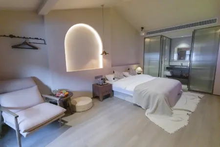 BlueJade Hotel(The Old Town of Lijiang LionHill) Отели рядом с достопримечательностью «Ancient City Huangshan Mountain Park Wenchang Palace»