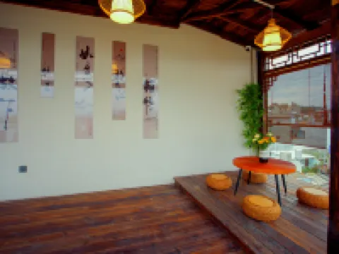 Maitreya Huxi Man Hot Spring Homestay (Huquan Water Town Tourist Resort Scenic Area Branch) Hoteles en Ciudad de Mile