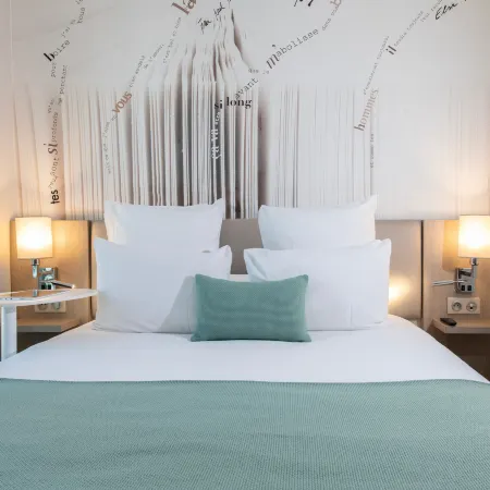Hôtel Mercure Paris Montparnasse Raspail Отели рядом с достопримечательностью «Станция RER Denfert Rochereau»