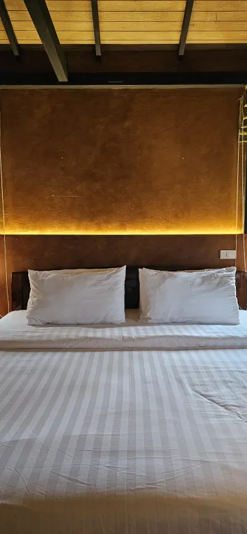 ห้องเตียงเดี่ยวริมสระน้ำ มีอ่างอาบน้ำ