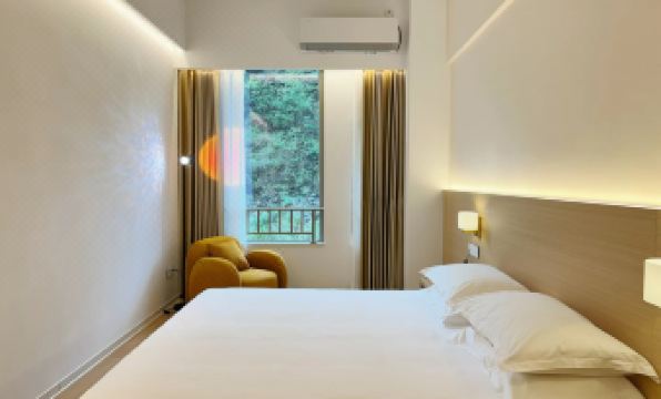 Hengdian Yisu Hotel (Hengdian Film and Television City Qinwang Palace Store)