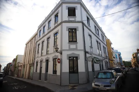 Las Palmas Nest Hostel Отели в г. Мадроньяль