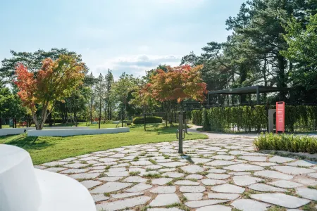 Kinock Отели рядом с достопримечательностью «Международный Конвенционный Центр Гёнджу Хвабаек»