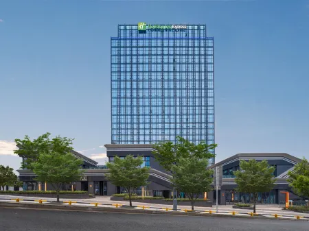 Holiday Inn Express Chongqing Central Park by IHG Отели рядом с достопримечательностью «Чунцинская долина радости»