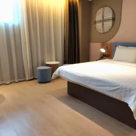 Yijia Hotel (Xinyi Railway Station Nanjing Road)
