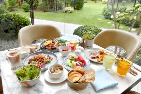 Mövenpick BDMS Wellness Resort Bangkok Отели рядом с достопримечательностью «Wat Mai Phiren»