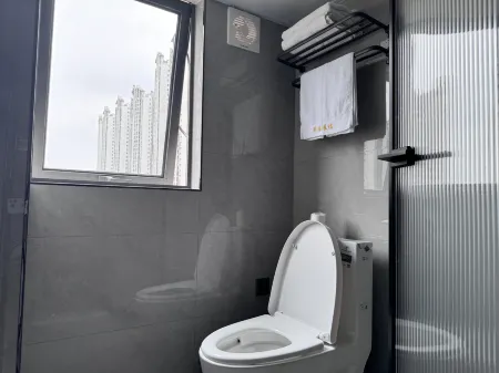 Charming Luxury Cinema Hotel (Nanning Wanjing Plaza) Отели рядом с достопримечательностью «Guangxi Electric Power Vocational and Technical College (Wuxiang Campus)»