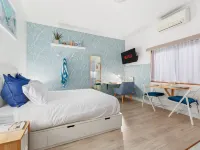 Beach front ocean breeze studio with aircon Hotels in North Bondi
