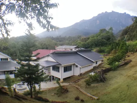 Sling & Stone Mountain Suites Отели рядом с достопримечательностью «Poring Hot Spring and Nature Reserve»