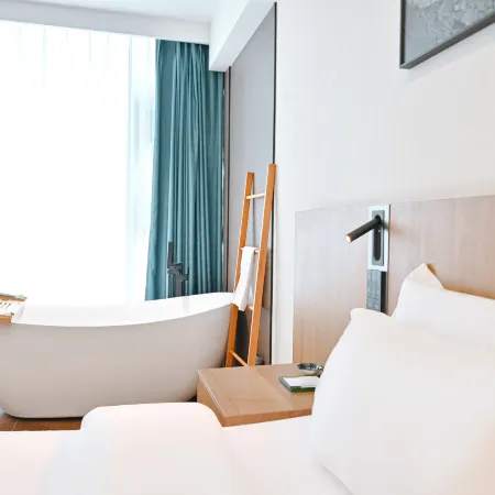 Huaqianzhu Hot Spring Hotel (Kunming Dianchi Xishan Scenic Area)