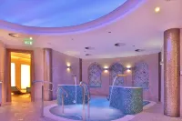 Retro Riverside Wellness Resort - Gym
