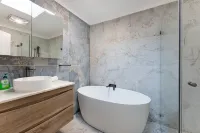 North Shore Spacious 2BR Home in Cremorne - Holiday Home Hotels in Mosman