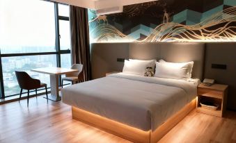 Ritz Hotel (Shenzhen Longhua Qinghu Subway Station)
