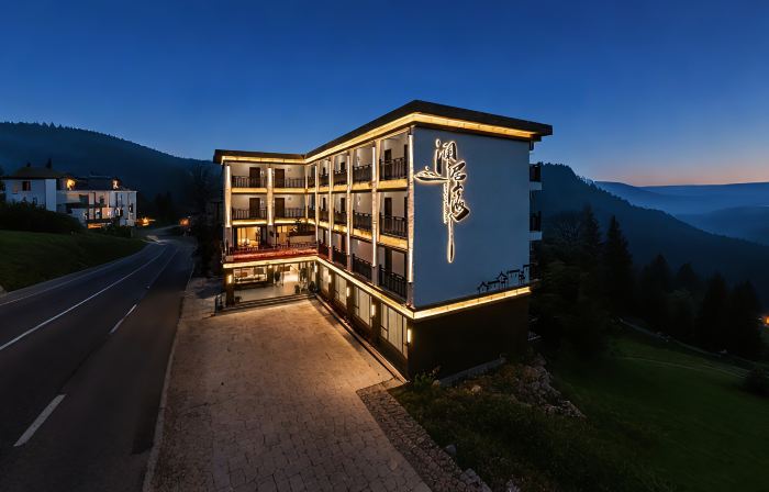 Lanju Mountain and Sea Homestay (Bifeng Gorge Scenic Area)