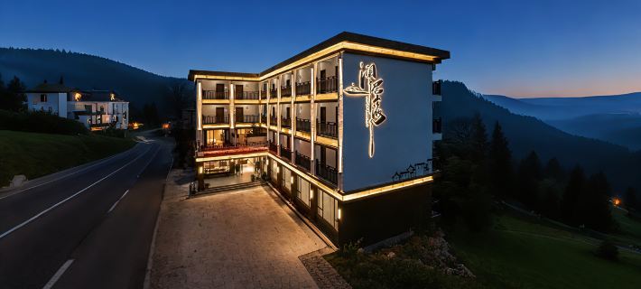Lanju Mountain and Sea Homestay (Bifeng Gorge Scenic Area) Hotel di Yaan