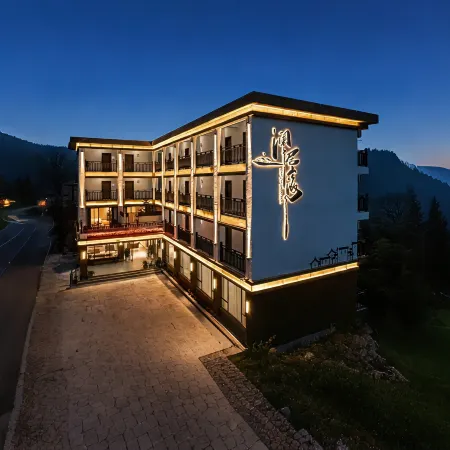 Lanju Mountain and Sea Homestay (Bifeng Gorge Scenic Area)