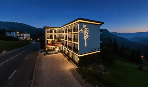 Lanju Mountain and Sea Homestay (Bifeng Gorge Scenic Area)