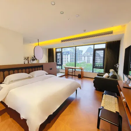 Heyi Homestay (Hezhou Lingfeng Plaza Colorful Global City)