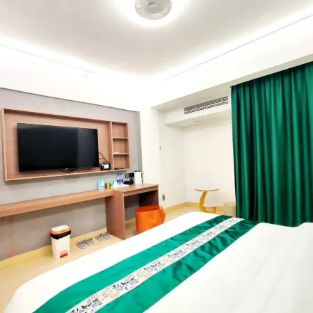 Cloud Four Seasons Homestay (Gupo Mountain Avenue Hezhou High-Speed Railway Station)