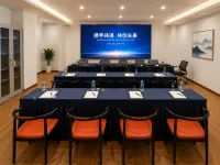 雲庭富氧飯店（久治縣沙柯路青甘川三省交界活畜貿易陸港基地店） - 停車場