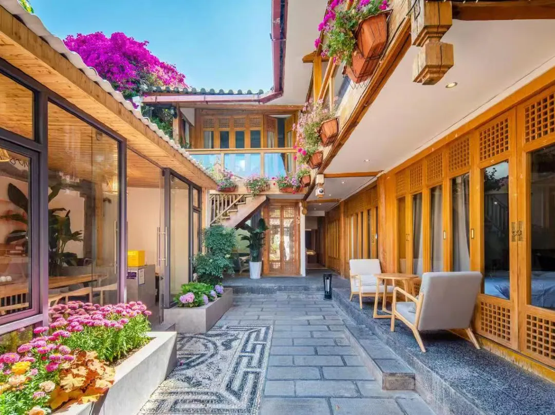 Sunrise_zhaohui Senshi Secret Garden Courtyard - Lijiang