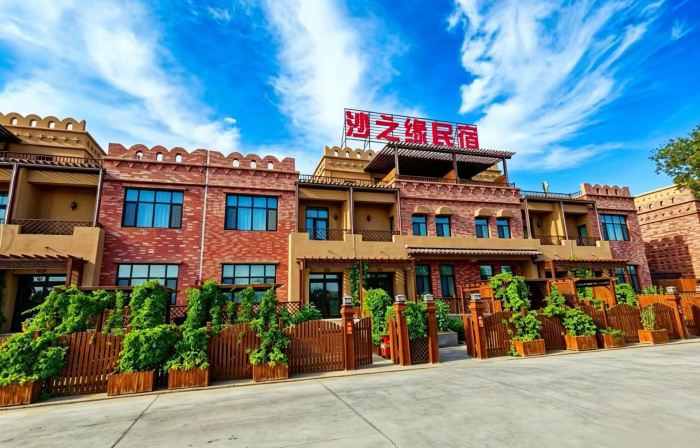 Shazhiyuan Light Luxury Homestay (Kumtag Desert Scenic Area)