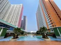 Apartemen Green Pramuka City by Erna - Pools
