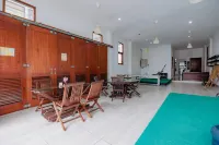 RedDoorz Premium Near Stasiun Lenteng Agung -  อินน์