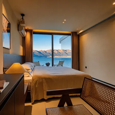 DaLi Jiuyu · Seaside and Mountain View at Dusk · Courtyard Vacation Boutique Stay (Erhai Lake)