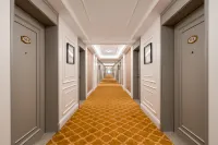 Vienna International Hotel (Mianning County Government Branch) - Parking