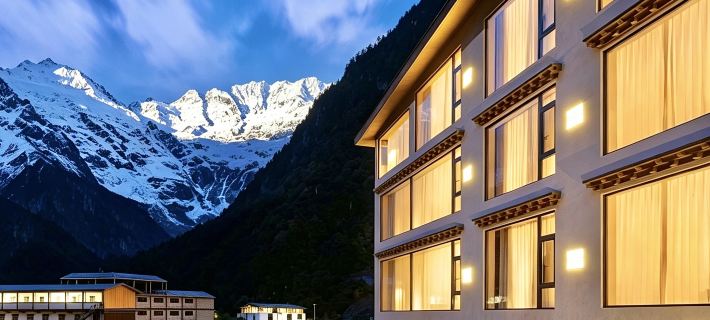 Yubeng Manshan MANSHAN · Golden Snow Bonfire Private Hot Spring Manor Hotels in Deqen