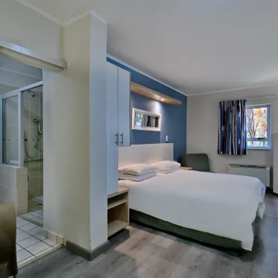 Road Lodge Cape Town International Airport Hotels near Athlone Stadium