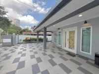 PJ Landed Homestay 22 Pax - Karaoke & PS5 - 10 Cars - 15 min to Mid Valley - Pet friendly