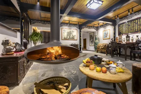 Floral Lux Hotel · Shexian Ji Rong Shan Guan Culture Theme Hotel Отели рядом с достопримечательностью «Zheng's Ancestral House of She County»