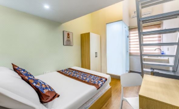 A double bed and desk are available in a rented apartment at Yue City Youth Apartment