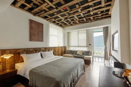 Zhanyu Shanju·Jiangjing Designer Homestay Отели рядом с достопримечательностью «Zhaohua Ancient City»