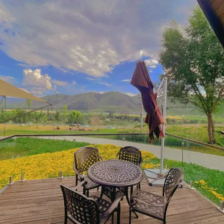 Yili Black Bee Manor Eco Hotel