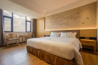 Four Seasons Hotel (Wuchuan Airport) - Mountain view