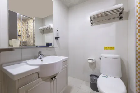 Home Inn (Donghai Niushan North Road Shuijingcheng Pedestrian Street) Отели рядом с достопримечательностью «Xishuanghu Baihe Park»