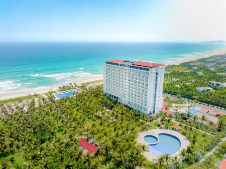 Ocean Waves Resort Cam Ranh Отели рядом с достопримечательностью «Đường Hoa Ban - Golden Bay city»