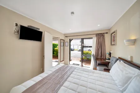 Tudor Court Motor Lodge Отели рядом с достопримечательностью «Stardome Observatory & Planetarium»