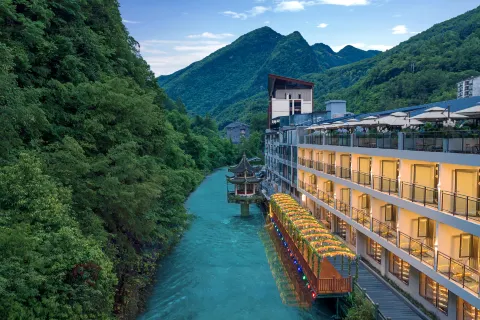 Weijianshan Homestay (Shennongjia Muyuzhen Xiangxi Street Branch)