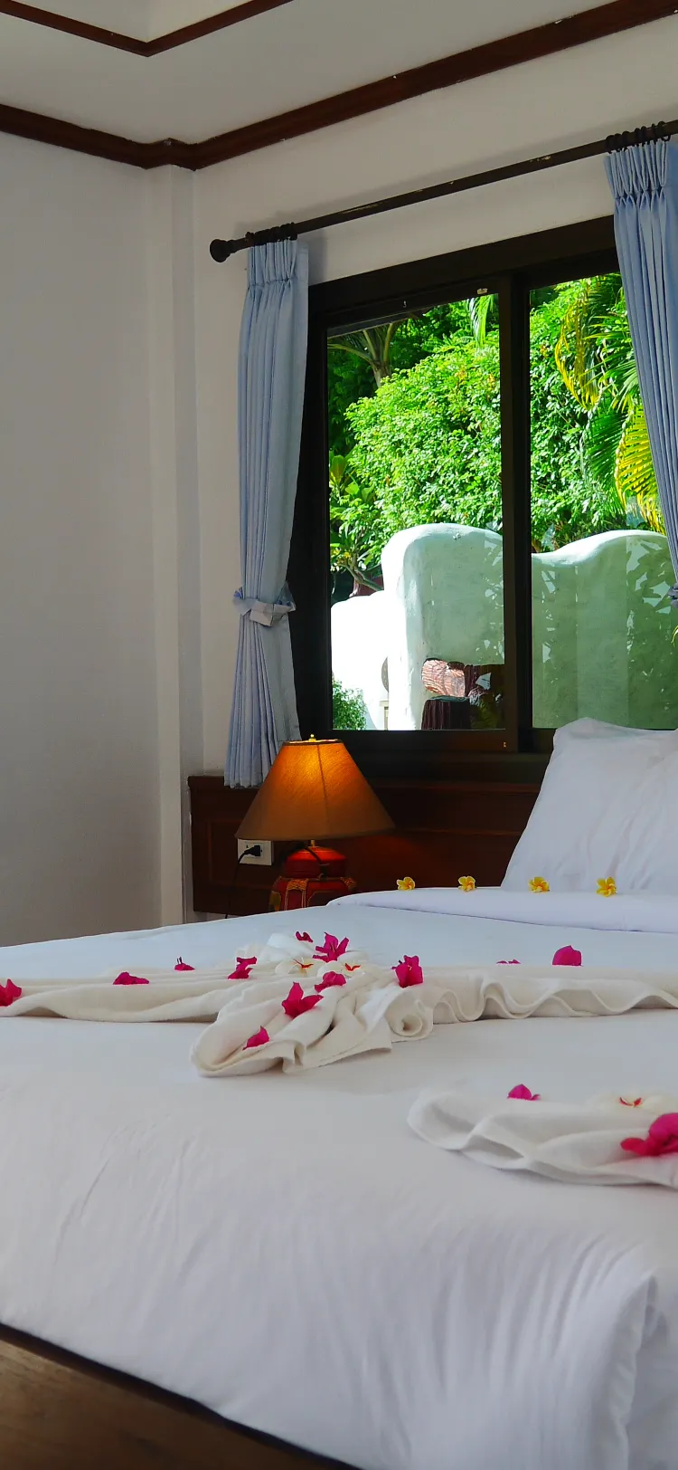 บังกะโลติดสระว่ายน้ำ