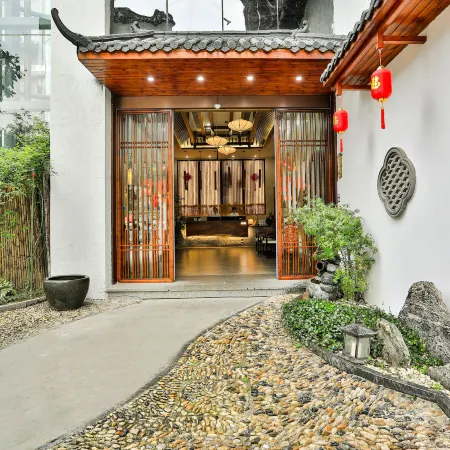 He Yin Hotel (Lishui University Qizilou Scenic Area)