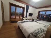 Qiaojiaolou Homestay (China Mohe Food Street)