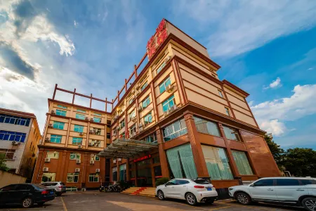 Hengdian Huayuan Hotel (Along the River During the Qingming Festival)