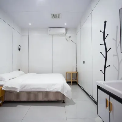 Ronghai Holiday Hotel (Weihai High-speed Railway Station Hanlefang) Hotels near Weihai Huaxia City Scenic Spot
